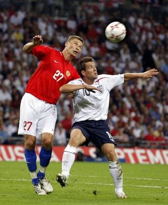 Michael Owen (England, re.) gegen Aleksey Berezoutski (Russland) - EDITORIAL USE ONLY. No use with unauthorised audio, video, data, fixture lists, club league logos or live services. Online in-match use limited to 120 images, no video emulation. No use in betting, games or single club league player publications. Fußball Länderspiel Herren EM Qualifikation 2007, Nationalteam, Nationaltrikot, England - Russland 3:0 Gruppe London Dynamik, Fußball Länderspiel Herren EM Qualifikation 2007, Nationalteam, Nationaltrikot, England - Russland 3:0 Gruppe London Dynamik,