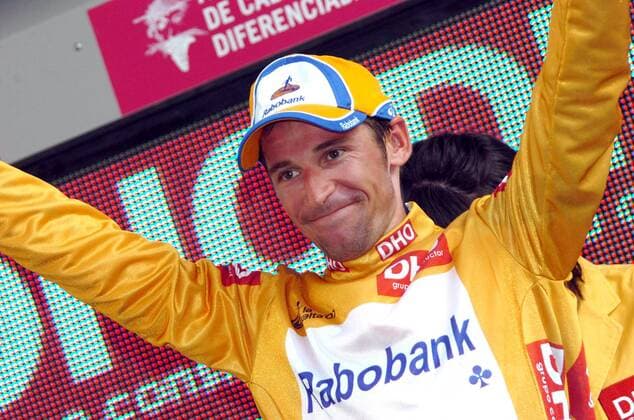 Denis Menchov (Rußland Rabobank) im goldenen Trikot bei der Siegerehrung zur 12. Etappe der Vuelta 2007 - Radsport Herren Vuelta a Espana 2007, Spanienrundfahrt, ProTour, Straßenradsport, Straße, Rad, Einzelbild 12. Etappe: Algemesi - Hellin Freude, Radsport Herren Vuelta a Espana 2007, Spanienrundfahrt, ProTour, Straßenradsport, Straße, Rad, Einzelbild 12. Etappe: Algemesi - Hellin Freude,