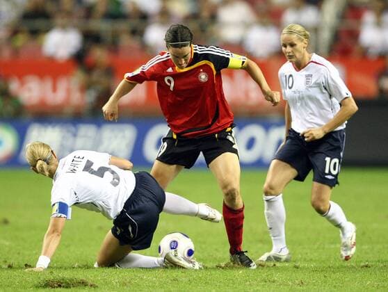 Birgit Prinz (Deutschland, Mitte) gegen Faye White (li.) und Kelly Smith (beide England) Fußball Länderspiel Damen WM 2007, Nationalmannschaft, Nationaltrikot, Gruppe A, Frauen, Frauenfußball Gruppe Shanghai Kampf, Fußball Länderspiel Damen WM 2007, Nationalmannschaft, Nationaltrikot, Gruppe A, Frauen, Frauenfußball Gruppe Shanghai Kampf,