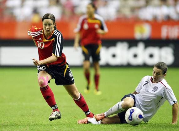 Renate Lingor (Deutschland, li.) gegen Karen Carney (England) Fußball Länderspiel Damen WM 2007, Nationalmannschaft, Nationaltrikot, Gruppe A, Frauen, Frauenfußball Gruppe Shanghai Dynamik, Fußball Länderspiel Damen WM 2007, Nationalmannschaft, Nationaltrikot, Gruppe A, Frauen, Frauenfußball Gruppe Shanghai Dynamik,