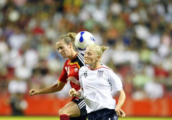 Simone Laudehr (Deutschland, li.) gegen Katie Chapman (England) Fußball Länderspiel Damen WM 2007, Nationalmannschaft, Nationaltrikot, Gruppe A, Frauen, Frauenfußball Gruppe Shanghai Dynamik, Kampf, Fußball Länderspiel Damen WM 2007, Nationalmannschaft, Nationaltrikot, Gruppe A, Frauen, Frauenfußball Gruppe Shanghai Dynamik, Kampf,
