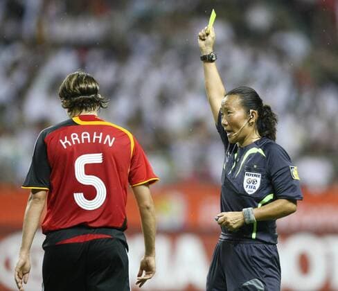 FIFA Schiedsrichterin Jenny Palmqvist (Schweden) zeigt Annike Krahn (Deutschland) die gelbe Karte Fußball Länderspiel Damen WM 2007, Nationalmannschaft, Nationaltrikot, Frauen, Frauenfußball, Gruppe A Gruppe Shanghai Fußball Länderspiel Damen WM 2007, Nationalmannschaft, Nationaltrikot, Frauen, Frauenfußball, Gruppe A Gruppe Shanghai