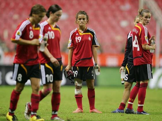Fatmire Bajramaj (Mitte) enttäuscht; daneben Simone Laudehr (beide Deutschland) Fußball Länderspiel Damen WM 2007, Nationalmannschaft, Nationaltrikot, Frauen, Frauenfußball, Gruppe A Gruppe Shanghai Fußball Länderspiel Damen WM 2007, Nationalmannschaft, Nationaltrikot, Frauen, Frauenfußball, Gruppe A Gruppe Shanghai