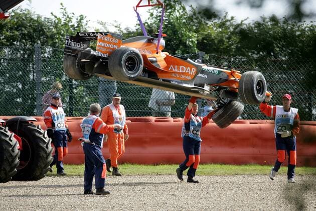 Streckenhelfer bergen den Boliden von Adrian Sutil (Deutschland Spyker) Motorsport Grand Prix Herren Großer Preis von Belgien 2007, Formel 1 Weltmeisterschaft, F1, F, GP, WM, Gruppe Spa-Francorchamps Motorsport Grand Prix Herren Großer Preis von Belgien 2007, Formel 1 Weltmeisterschaft, F1, F, GP, WM, Gruppe Spa-Francorchamps