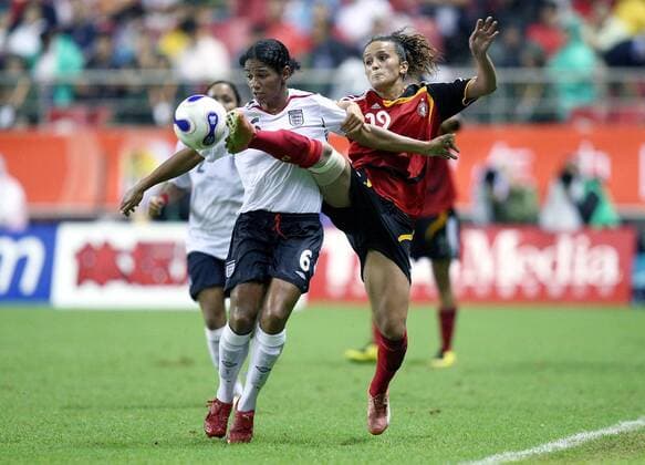 Fatmire Bajramaj (Deutschland, re.) gegen Mary Phillip (England) Fußball WM Damen WM 2007, Länderspiel, Nationalteam, Nationaltrikot, Frauen, Frauenfußball, England - Deutschland 0:0 Gruppe Shanghai Dynamik, Kampf Fußball WM Damen WM 2007, Länderspiel, Nationalteam, Nationaltrikot, Frauen, Frauenfußball, England - Deutschland 0:0 Gruppe Shanghai Dynamik, Kampf