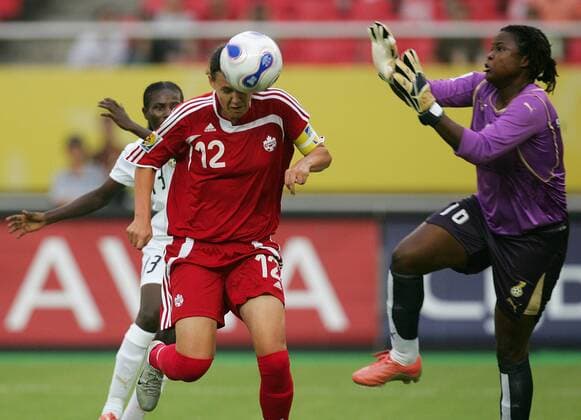Christine Sinclair (Kanada, li.) gegen Torfrau Memunatu Sulemana (Ghana) Fußball WM Damen WM 2007, Nationalmannschaft, Nationaltrikot, Frauen, Frauenfußball, Gruppe C, Kanada - Ghana 4:0 Gruppe o0 Länderspiel, Hangzhou Dynamik, Fußball WM Damen WM 2007, Nationalmannschaft, Nationaltrikot, Frauen, Frauenfußball, Gruppe C, Kanada - Ghana 4:0 Gruppe o0 Länderspiel, Hangzhou Dynamik,