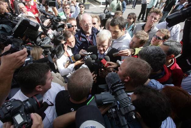 FIA Präsident Max Mosley (England, Mitte) steht nach dem Urteil in der Spionageaffäre um McLaren Mercedes im Interesse der Medien Motorsport Grand Prix Herren Großer Preis von Belgien 2007, Formel 1 Weltmeisterschaft, F1, F, GP, WM, Freies Training Totale Fotograf, Sportfotograf Spa Francorchamps Masse, Motorsport Grand Prix Herren Großer Preis von Belgien 2007, Formel 1 Weltmeisterschaft, F1, F, GP, WM, Freies Training Totale Fotograf, Sportfotograf Spa Francorchamps Masse,