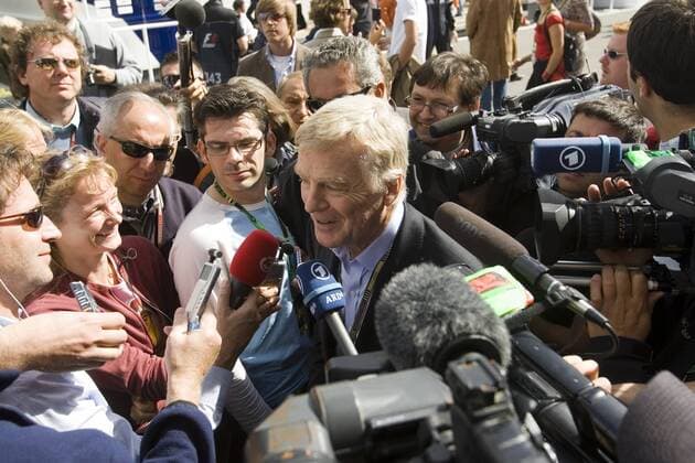 FIA Präsident Max Mosley (England, Mitte) steht nach dem Urteil in der Spionageaffäre um McLaren Mercedes im Interesse der Medien Motorsport Grand Prix Herren Großer Preis von Belgien 2007, Formel 1 Weltmeisterschaft, F1, F, GP, WM, Qualifying Totale Spa Francorchamps Motorsport Grand Prix Herren Großer Preis von Belgien 2007, Formel 1 Weltmeisterschaft, F1, F, GP, WM, Qualifying Totale Spa Francorchamps