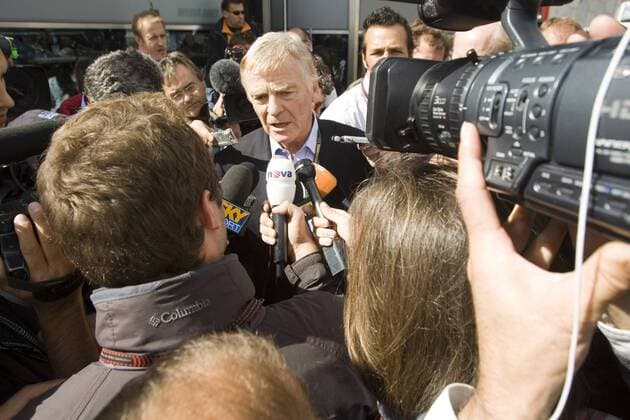 FIA Präsident Max Mosley (England, Mitte) steht nach dem Urteil in der Spionageaffäre um McLaren Mercedes im Interesse der Medien Motorsport Grand Prix Herren Großer Preis von Belgien 2007, Formel 1 Weltmeisterschaft, F1, F, GP, WM, Qualifying Gruppe Spa Francorchamps Motorsport Grand Prix Herren Großer Preis von Belgien 2007, Formel 1 Weltmeisterschaft, F1, F, GP, WM, Qualifying Gruppe Spa Francorchamps
