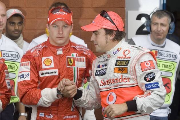 Fernando Alonso (Spanien McLaren Mercedes, re.) gratuliert Kimi Räikkönen (Finnland Ferrari) zum Gewinn der Pole Position beim GP von Belgien 2007 Motorsport Grand Prix Herren Großer Preis von Belgien 2007, Formel 1 Weltmeisterschaft, F1, F, GP, WM, Qualifying Gruppe Spa Francorchamps Motorsport Grand Prix Herren Großer Preis von Belgien 2007, Formel 1 Weltmeisterschaft, F1, F, GP, WM, Qualifying Gruppe Spa Francorchamps