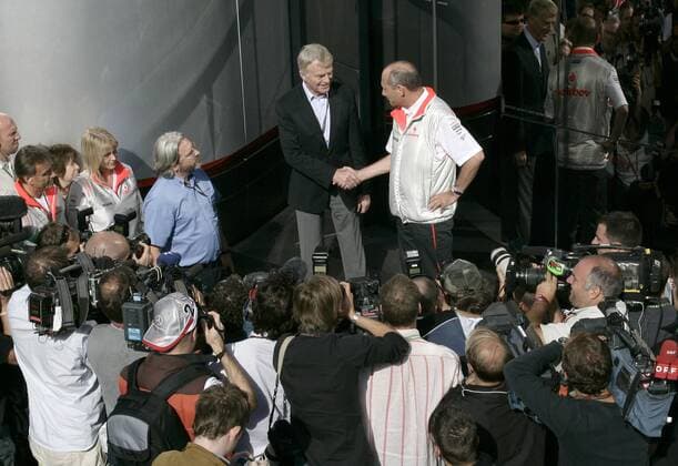 FIA Präsident Max Mosley (li.) begrüßt in Anwesenheit der Medien Teamchef Ron Dennis (McLaren Mercedes beide England) Motorsport Grand Prix Herren Großer Preis von Belgien 2007, Formel 1 Weltmeisterschaft, F1, F, GP, WM, Qualifying Totale Spa Francorchamps Motorsport Grand Prix Herren Großer Preis von Belgien 2007, Formel 1 Weltmeisterschaft, F1, F, GP, WM, Qualifying Totale Spa Francorchamps