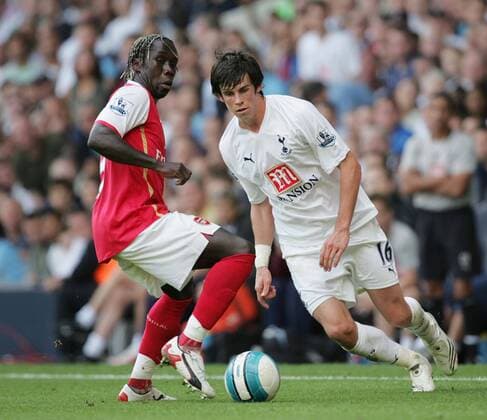 Gareth Bale (Tottenham Hotspurs, re.) gegen Bakari Sagna (Arsenal) - EDITORIAL USE ONLY. No use with unauthorised audio, video, data, fixture lists, club league logos or live services. Online in-match use limited to 120 images, no video emulation. No use in betting, games or single club league player publications. Fußball Herren English Premier League 2007 2008, 1. Englische Liga, Tottenham Hotspur - Arsenal FC London 1:3 Gruppe London Dynamik, Fußball Herren English Premier League 2007 2008, 1. Englische Liga, Tottenham Hotspur - Arsenal FC London 1:3 Gruppe London Dynamik,