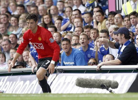 Cristiano Ronaldo (Manchester United) wird von den Everton Fans wüst beschimpft - EDITORIAL USE ONLY. No use with unauthorised audio, video, data, fixture lists, club league logos or live services. Online in-match use limited to 120 images, no video emulation. No use in betting, games or single club league player publications. Fußball Herren English Premier League 2007 2008, 1. Englische Liga, FC Everton - Manchester United 0:1, ManU Gruppe Mikro, Mikrofon, Richtmikro, Richtmikrofon Liverpool Fußball Herren English Premier League 2007 2008, 1. Englische Liga, FC Everton - Manchester United 0:1, ManU Gruppe Mikro, Mikrofon, Richtmikro, Richtmikrofon Liverpool