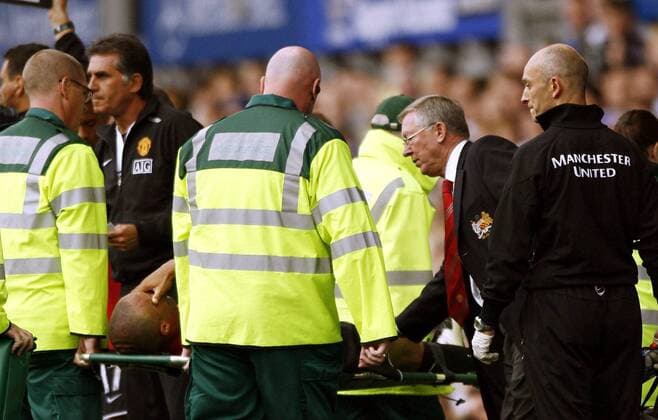 Trainer Sir Alex Ferguson (2.v.re.) erkundigt sich nach Mikael Silvestre (beide Manchester United) bei dessen Abtransport - EDITORIAL USE ONLY. No use with unauthorised audio, video, data, fixture lists, club league logos or live services. Online in-match use limited to 120 images, no video emulation. No use in betting, games or single club league player publications. Fußball Herren English Premier League 2007 2008, 1. Englische Liga, FC Everton, o0 ManU, Gruppe Liverpool Fußball Herren English Premier League 2007 2008, 1. Englische Liga, FC Everton, o0 ManU, Gruppe Liverpool