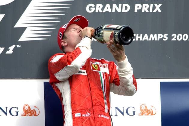 Kimi Räikkönen (Finnland Ferrari) - Sieger des GP von Belgien 2007 - trinkt aus der Champagnerflasche - Motorsport Grand Prix Herren Großer Preis von Belgien 2007, Formel 1 Weltmeisterschaft, F1, F, GP, WM Einzelbild o00 Alkohol Spa Francorchamps Freude, Motorsport Grand Prix Herren Großer Preis von Belgien 2007, Formel 1 Weltmeisterschaft, F1, F, GP, WM Einzelbild o00 Alkohol Spa Francorchamps Freude,