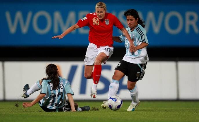 Kelly Smith (England, Mitte) gegen Analia Almeida (re.) und Maria Quinones (beide Argentinien) Fußball Länderspiel Damen WM 2007, Nationalmannschaft, Nationaltrikot, Frauen, Frauenfußball Gruppe Chengdu Dynamik, Fußball Länderspiel Damen WM 2007, Nationalmannschaft, Nationaltrikot, Frauen, Frauenfußball Gruppe Chengdu Dynamik,