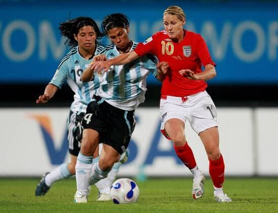 Kelly Smith (England, re.) gegen Gabriela Chavez (Mitte) und Analia Almeida (beide Argentinien) Fußball Länderspiel Damen WM 2007, Nationalmannschaft, Nationaltrikot, Frauen, Frauenfußball Gruppe Chengdu Dynamik, Kampf, Fußball Länderspiel Damen WM 2007, Nationalmannschaft, Nationaltrikot, Frauen, Frauenfußball Gruppe Chengdu Dynamik, Kampf,