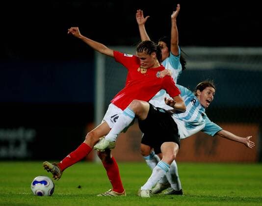 Jill Scott (England, li.) gegen u.a. Clarisa Huber (Argentinien, re.) Fußball Länderspiel Damen WM 2007, Nationalmannschaft, Nationaltrikot, Frauen, Frauenfußball Gruppe Chengdu Dynamik, Kampf, Fußball Länderspiel Damen WM 2007, Nationalmannschaft, Nationaltrikot, Frauen, Frauenfußball Gruppe Chengdu Dynamik, Kampf,