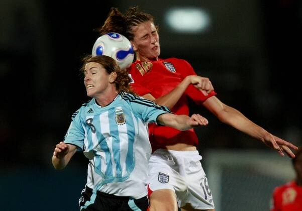 Clarisa Huber (Argentinien, li.) gegen Jill Scott (England) Fußball Länderspiel Damen WM 2007, Nationalmannschaft, Nationaltrikot, Frauen, Frauenfußball Gruppe Chengdu Dynamik, Kampf, Fußball Länderspiel Damen WM 2007, Nationalmannschaft, Nationaltrikot, Frauen, Frauenfußball Gruppe Chengdu Dynamik, Kampf,