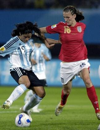 Analia Almeida (Argentinien, li.) gegen Jill Scott (England) - Fußball Länderspiel Damen WM 2007, Frauen, Frauenfußball, Nationalmannschaft, Nationaltrikot Gruppe Chengdu Dynamik, Fußball Länderspiel Damen WM 2007, Frauen, Frauenfußball, Nationalmannschaft, Nationaltrikot Gruppe Chengdu Dynamik,