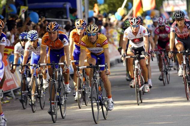 Dennis Menchov (Rußland Rabobank, Mitte) im Hauptfeld - Radsport Herren Vuelta a Espana 2007, Spanienrundfahrt, ProTour, Straßenradsport, Straße, Rad Gruppe 16. Etappe: Jaen - Puertollano Radsport Herren Vuelta a Espana 2007, Spanienrundfahrt, ProTour, Straßenradsport, Straße, Rad Gruppe 16. Etappe: Jaen - Puertollano