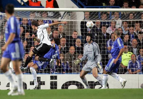 Miika Koppinen (Rosenborg Trondheim, li.) erzielt den Treffer zum 0:1 gegen Torwart Petr Cech (Chelsea) - EDITORIAL USE ONLY. No use with unauthorised audio, video, data, fixture lists, club league logos or live services. Online in-match use limited to 120 images, no video emulation. No use in betting, games or single club league player publications. Fußball EC 1 Herren Champions League 2007 2008, Chelsea FC London - Rosenborg BK Trondheim Gruppe London Dynamik, Fußball EC 1 Herren Champions League 2007 2008, Chelsea FC London - Rosenborg BK Trondheim Gruppe London Dynamik,