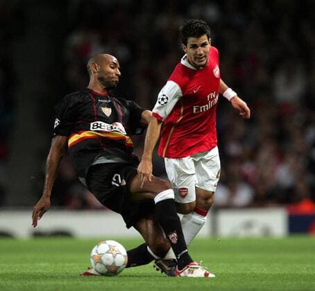 Cesc Fabregas (Arsenal, re.) gegen Frederic Kanoute (FC Sevilla) - EDITORIAL USE ONLY. No use with unauthorised audio, video, data, fixture lists, club league logos or live services. Online in-match use limited to 120 images, no video emulation. No use in betting, games or single club league player publications. Fußball EC 1 Herren Champions League 2007 2008, Arsenal FC London - FC Sevilla Gruppe London Dynamik, Kampf, Fußball EC 1 Herren Champions League 2007 2008, Arsenal FC London - FC Sevilla Gruppe London Dynamik, Kampf,
