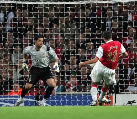 Robin van Persie (Arsenal, re.) erzielt gegen Torwart Andres Palop (FC Sevilla) das 2:0 - EDITORIAL USE ONLY. No use with unauthorised audio, video, data, fixture lists, club league logos or live services. Online in-match use limited to 120 images, no video emulation. No use in betting, games or single club league player publications. Fußball EC 1 Herren Champions League 2007 2008, Arsenal FC London - FC Sevilla 3:0 Gruppe London Dynamik, Fußball EC 1 Herren Champions League 2007 2008, Arsenal FC London - FC Sevilla 3:0 Gruppe London Dynamik,