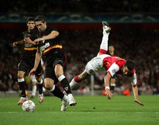 Ivica Dragutinovic (FC Sevilla, li.) gegen Robin van Persie (Arsenal) - EDITORIAL USE ONLY. No use with unauthorised audio, video, data, fixture lists, club league logos or live services. Online in-match use limited to 120 images, no video emulation. No use in betting, games or single club league player publications. Fußball EC 1 Herren Champions League 2007 2008, Arsenal FC London - FC Sevilla 3:0 Gruppe London Dynamik, Kampf, Fußball EC 1 Herren Champions League 2007 2008, Arsenal FC London - FC Sevilla 3:0 Gruppe London Dynamik, Kampf,