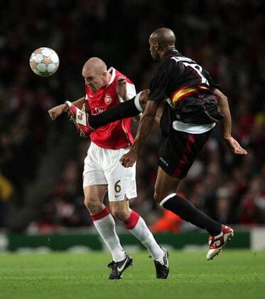 Frederic Kanoute (FC Sevilla, re.) gegen Philippe Senderos (Arsenal) - EDITORIAL USE ONLY. No use with unauthorised audio, video, data, fixture lists, club league logos or live services. Online in-match use limited to 120 images, no video emulation. No use in betting, games or single club league player publications. Fußball EC 1 Herren Champions League 2007 2008, Arsenal FC London - FC Sevilla 3:0 Gruppe London Dynamik, Kampf, Fußball EC 1 Herren Champions League 2007 2008, Arsenal FC London - FC Sevilla 3:0 Gruppe London Dynamik, Kampf,