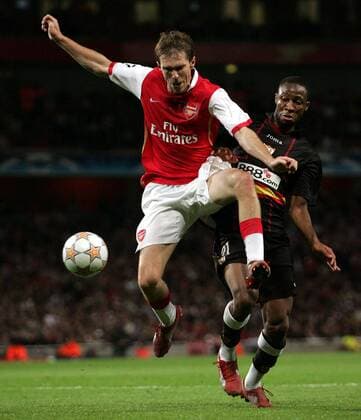 Aliaksandr Hleb (Arsenal, li.) gegen Seydou Keita (FC Sevilla) - EDITORIAL USE ONLY. No use with unauthorised audio, video, data, fixture lists, club league logos or live services. Online in-match use limited to 120 images, no video emulation. No use in betting, games or single club league player publications. Fußball EC 1 Herren Champions League 2007 2008, Arsenal FC London - FC Sevilla 3:0 Gruppe London Dynamik, Fußball EC 1 Herren Champions League 2007 2008, Arsenal FC London - FC Sevilla 3:0 Gruppe London Dynamik,