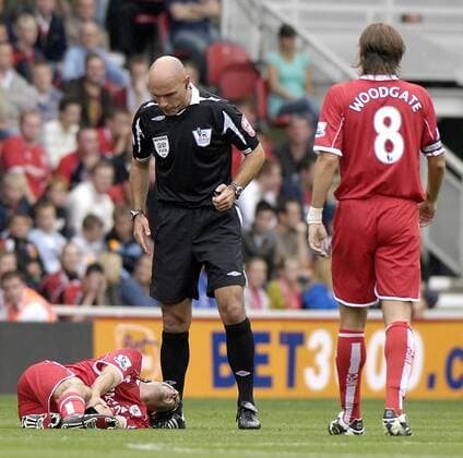 Julio Arca (Middlesbrough, li.) verletzt am Boden, daneben Schiedsrichter Howard Webb - EDITORIAL USE ONLY. No use with unauthorised audio, video, data, fixture lists, club league logos or live services. Online in-match use limited to 120 images, no video emulation. No use in betting, games or single club league player publications. Fußball Herren English Premier League 2007 2008, 1. Englische Liga, FC Middlesbrough Gruppe Middlesbrough Fußball Herren English Premier League 2007 2008, 1. Englische Liga, FC Middlesbrough Gruppe Middlesbrough