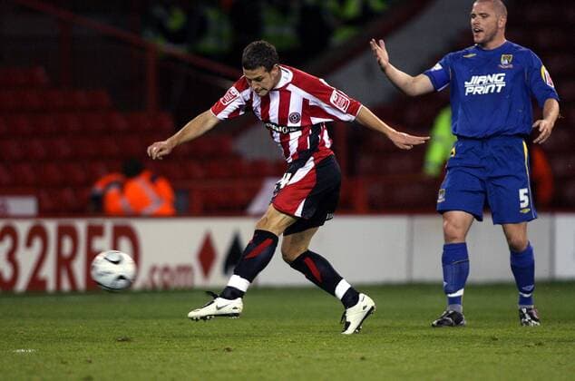 Billy Sharp (Sheffield United, li.) zieht ab, während Jim Bentley (Morecambe) es vorzieht zu schreien - Fußball Herren Carling Cup 2007 2008, Englischer Pokal, Pokalspiel, Ligapokal, League, Gruppe Sheffield Dynamik, Fußball Herren Carling Cup 2007 2008, Englischer Pokal, Pokalspiel, Ligapokal, League, Gruppe Sheffield Dynamik,