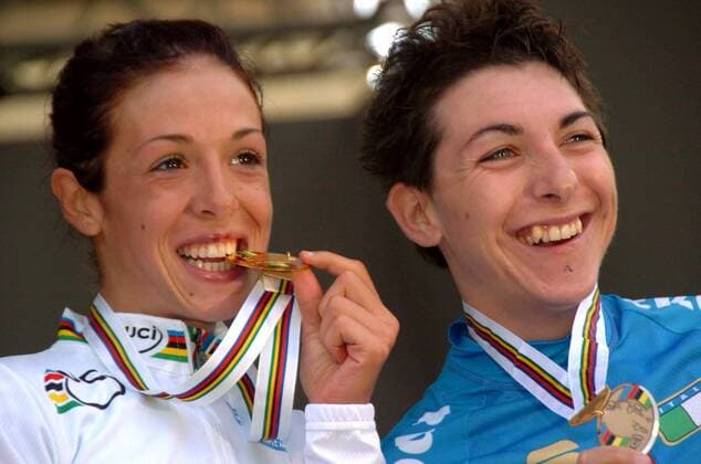 Marta Bastianelli (li.) - Weltmeisterin 2007 und die drittplatzierte Giorgia Bronzini (beide Italien) auf dem Podium - Radsport WM Damen WM 2007, Straßenradsport, Straße, Rad, Nationaltrikot Gruppe Stuttgart Freude, Radsport WM Damen WM 2007, Straßenradsport, Straße, Rad, Nationaltrikot Gruppe Stuttgart Freude,