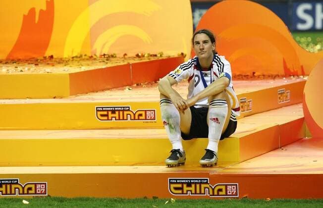 Birgit Prinz (Deutschland, re.) - Weltmeisterin 2007 - genießt auf dem Podium in Ruhe den Erfolg - Fußball WM Damen WM 2007, Frauen, Frauenfußball, Länderspiel, Nationalteam, Finale, Endspiel, Nationaltrikot Einzelbild Logo, Emblem, Turnierlogo, Turnieremblem Shanghai Glück, Ruhe, Freude, Fußball WM Damen WM 2007, Frauen, Frauenfußball, Länderspiel, Nationalteam, Finale, Endspiel, Nationaltrikot Einzelbild Logo, Emblem, Turnierlogo, Turnieremblem Shanghai Glück, Ruhe, Freude,
