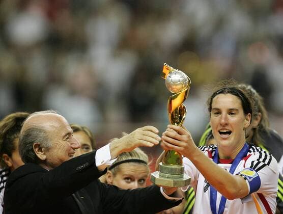 Deutschland ist Weltmeister 2007 - Birgit Prinz bekommt von FIFA Präsident Joseph S. Blatter (Schweiz) den Pokal überreicht - Fußball WM Damen WM 2007, Frauen, Frauenfußball, Länderspiel, Nationalteam, Finale, Endspiel, Nationaltrikot Gruppe Funktionär, Verbandsführung, Verband, Vorstand Shanghai, Feier, feiern, Siegesfeier Freude, Fußball WM Damen WM 2007, Frauen, Frauenfußball, Länderspiel, Nationalteam, Finale, Endspiel, Nationaltrikot Gruppe Funktionär, Verbandsführung, Verband, Vorstand Shanghai, Feier, feiern, Siegesfeier Freude,