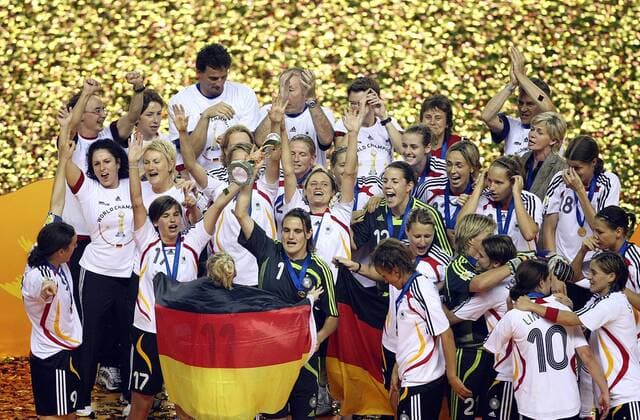 Deutschland ist Weltmeister 2007 - Torfrau Nadine Angerer (Mitte) präsentiert stolz den Pokal - Fußball WM Damen WM 2007, Frauen, Frauenfußball, Länderspiel, Nationalteam, Finale, Endspiel, Nationaltrikot Totale Fahne, Nationalfahne, Shanghai, Torhüterin, Feier, feiern, Siegesfeier Freude, Fußball WM Damen WM 2007, Frauen, Frauenfußball, Länderspiel, Nationalteam, Finale, Endspiel, Nationaltrikot Totale Fahne, Nationalfahne, Shanghai, Torhüterin, Feier, feiern, Siegesfeier Freude,