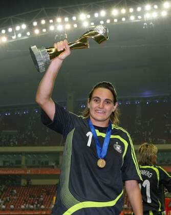 Torfrau Nadine Angerer (Deutschland) - Weltmeisterin 2007 - präsentiert stolz den Pokal - Fußball WM Damen WM 2007, Frauen, Frauenfußball, Länderspiel, Nationalteam, Finale, Endspiel, Nationaltrikot Einzelbild Medaille Shanghai, Feier, feiern, Siegesfeier Freude, Fußball WM Damen WM 2007, Frauen, Frauenfußball, Länderspiel, Nationalteam, Finale, Endspiel, Nationaltrikot Einzelbild Medaille Shanghai, Feier, feiern, Siegesfeier Freude,