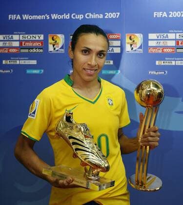 Marta (Brasilien) mit den Trophäen für die beste Spielerin und beste Torschützin der WM 2007 - Fußball WM Damen WM 2007, Frauen, Frauenfußball, Länderspiel, Nationalteam, Finale, Endspiel, Nationaltrikot Einzelbild Shanghai Freude, Fußball WM Damen WM 2007, Frauen, Frauenfußball, Länderspiel, Nationalteam, Finale, Endspiel, Nationaltrikot Einzelbild Shanghai Freude,