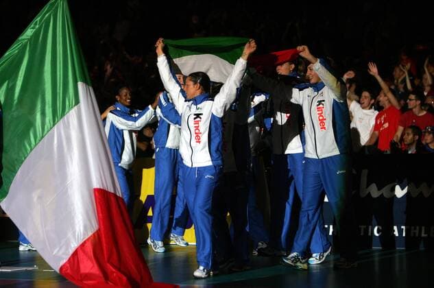 Siegesjubel Italien nach dem Gewinn der EM 2007 mit ihrer Nationalfahne - Volleyball Länderspiel Damen EM 2007, Nationalmannschaft, Finale Endspiel, Italien, Fahne, Nationalfahne Vdig Totale Luxemburg Freude, Begeisterung, Volleyball Länderspiel Damen EM 2007, Nationalmannschaft, Finale Endspiel, Italien, Fahne, Nationalfahne Vdig Totale Luxemburg Freude, Begeisterung,