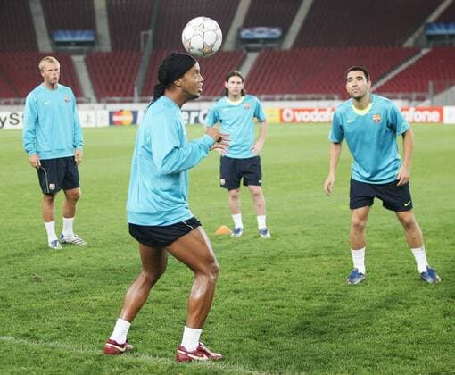 Ronaldinho (2.v.li.) am Ball, beobachtet von Deco (re.) Lionel Messi (Mitte) und Eidur Gudjohnsen (alle FC Barcelona) Fußball EC 1 Herren Champions League 2007 2008, Training, FC Barcelona, Barca, Primera Division, 1. Spanische Liga Gruppe Stuttgart Dynamik, Fußball EC 1 Herren Champions League 2007 2008, Training, FC Barcelona, Barca, Primera Division, 1. Spanische Liga Gruppe Stuttgart Dynamik,