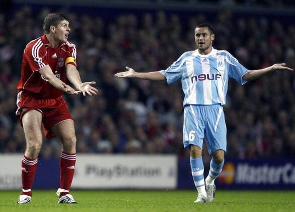 Steven Gerrard (Liverpool, li.) reklamiert während Karim Ziani (Marseille) sich verteidigt - EDITORIAL USE ONLY. No use with unauthorised audio, video, data, fixture lists, club league logos or live services. Online in-match use limited to 120 images, no video emulation. No use in betting, games or single club league player publications. Fußball EC 1 Herren Champions League 2007 2008, Liverpool FC - Olympique de Marseille, OM Gruppe Liverpool Wut, Fußball EC 1 Herren Champions League 2007 2008, Liverpool FC - Olympique de Marseille, OM Gruppe Liverpool Wut,