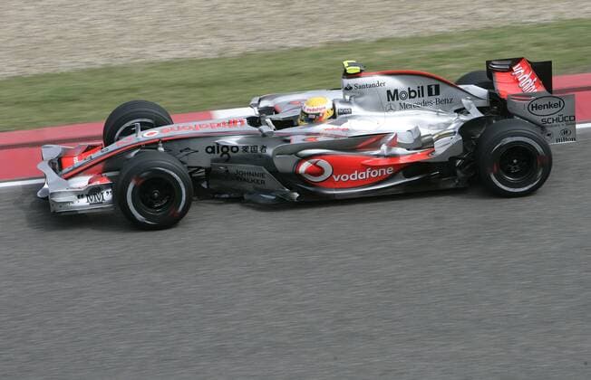 Lewis Hamilton (England McLaren Mercedes) in seinem Boliden Motorsport Grand Prix Herren Großer Preis von China 2007, Formel 1 Weltmeisterschaft, F1, F, GP, WM Einzelbild Shanghai Motorsport Grand Prix Herren Großer Preis von China 2007, Formel 1 Weltmeisterschaft, F1, F, GP, WM Einzelbild Shanghai