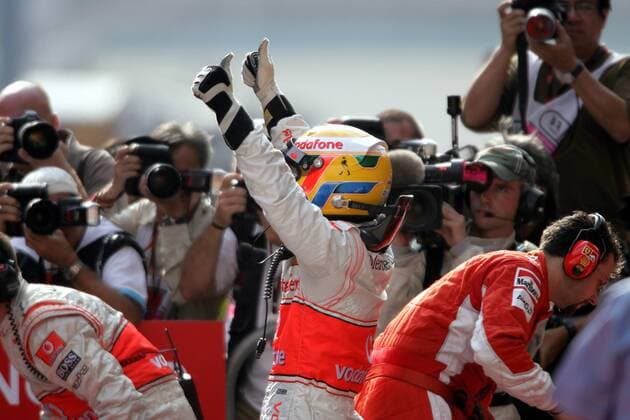 Lewis Hamilton (England McLaren Mercedes) jubelt über die Pole Position beim Großen Preis von China 2007 - Motorsport Grand Prix Herren Großer Preis von China 2007, Formel 1 Weltmeisterschaft, F1, F, GP, WM, Qualifying Gruppe Shanghai Begeisterung, Freude, Motorsport Grand Prix Herren Großer Preis von China 2007, Formel 1 Weltmeisterschaft, F1, F, GP, WM, Qualifying Gruppe Shanghai Begeisterung, Freude,