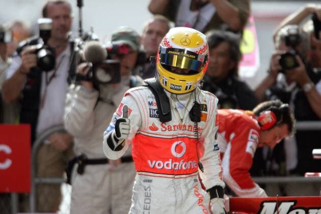 Lewis Hamilton (England McLaren Mercedes) jubelt über die Pole Position beim Großen Preis von China 2007 - Motorsport Grand Prix Herren Großer Preis von China 2007, Formel 1 Weltmeisterschaft, F1, F, GP, WM, Qualifying Einzelbild Shanghai Freude, Motorsport Grand Prix Herren Großer Preis von China 2007, Formel 1 Weltmeisterschaft, F1, F, GP, WM, Qualifying Einzelbild Shanghai Freude,