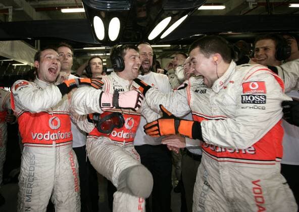 Mechaniker von McLaren Mercedes freuen sich ausgelassen über die Pole Position ihres Fahrers Motorsport Grand Prix Herren Großer Preis von China 2007, Formel 1 Weltmeisterschaft, F1, F, GP, WM, Qualifying Gruppe Shanghai Begeisterung, Freude, Motorsport Grand Prix Herren Großer Preis von China 2007, Formel 1 Weltmeisterschaft, F1, F, GP, WM, Qualifying Gruppe Shanghai Begeisterung, Freude,
