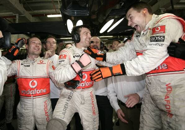 Mechaniker von McLaren Mercedes jubeln über die Pole Position ihres Fahrers Motorsport Grand Prix Herren Großer Preis von China 2007, Formel 1 Weltmeisterschaft, F1, F, GP, WM, Qualifying Gruppe Shanghai Begeisterung, Freude, Motorsport Grand Prix Herren Großer Preis von China 2007, Formel 1 Weltmeisterschaft, F1, F, GP, WM, Qualifying Gruppe Shanghai Begeisterung, Freude,