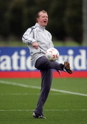 Nationaltrainer Steve McClaren (England) am Ball - EDITORIAL USE ONLY. No use with unauthorised audio, video, data, fixture lists, club league logos or live services. Online in-match use limited to 120 images, no video emulation. No use in betting, games or single club league player publications. Fußball Herren Nationalteam 2007, Training Einzelbild Dynamik, Fußball Herren Nationalteam 2007, Training Einzelbild Dynamik,