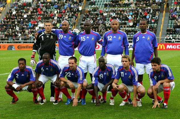 Mannschaftsfoto Frankreich, hi.v.li.: Torwart Mickael Landreau, Nicolas Anelka, Lilian Thuram, Thierry Henry, Eric Abidal, vorn: Patrice Evra, Claude Makelele, Franck Ribery, Bakary Sagna, Jerome Rothen, Jeremy ... - (pan22758) Fußball Länderspiel Herren EM Qualifikation 2007, Nationalmannschaft, Nationaltrikot Totale Torshavn Fußball Länderspiel Herren EM Qualifikation 2007, Nationalmannschaft, Nationaltrikot Totale Torshavn