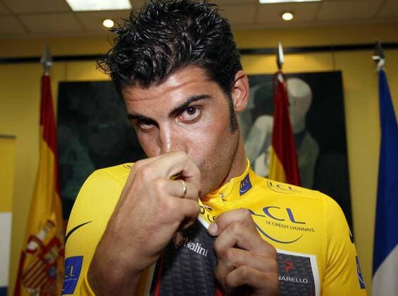Oscar Pereiro Sio (Spanien Caisse d Epargne) küsst das gelbe Trikot der Tour de France 2006, welches ihm als Gesamtsieger erst ein Jahr später nachträglich überreicht wurde - - NOxONLINExUSE Radsport Herren Tour de France 2007, Straßenradsport, Straße, Rad, ProTour, Pressekonferenz, Pressetermin Einzelbild Madrid Freude, Radsport Herren Tour de France 2007, Straßenradsport, Straße, Rad, ProTour, Pressekonferenz, Pressetermin Einzelbild Madrid Freude,